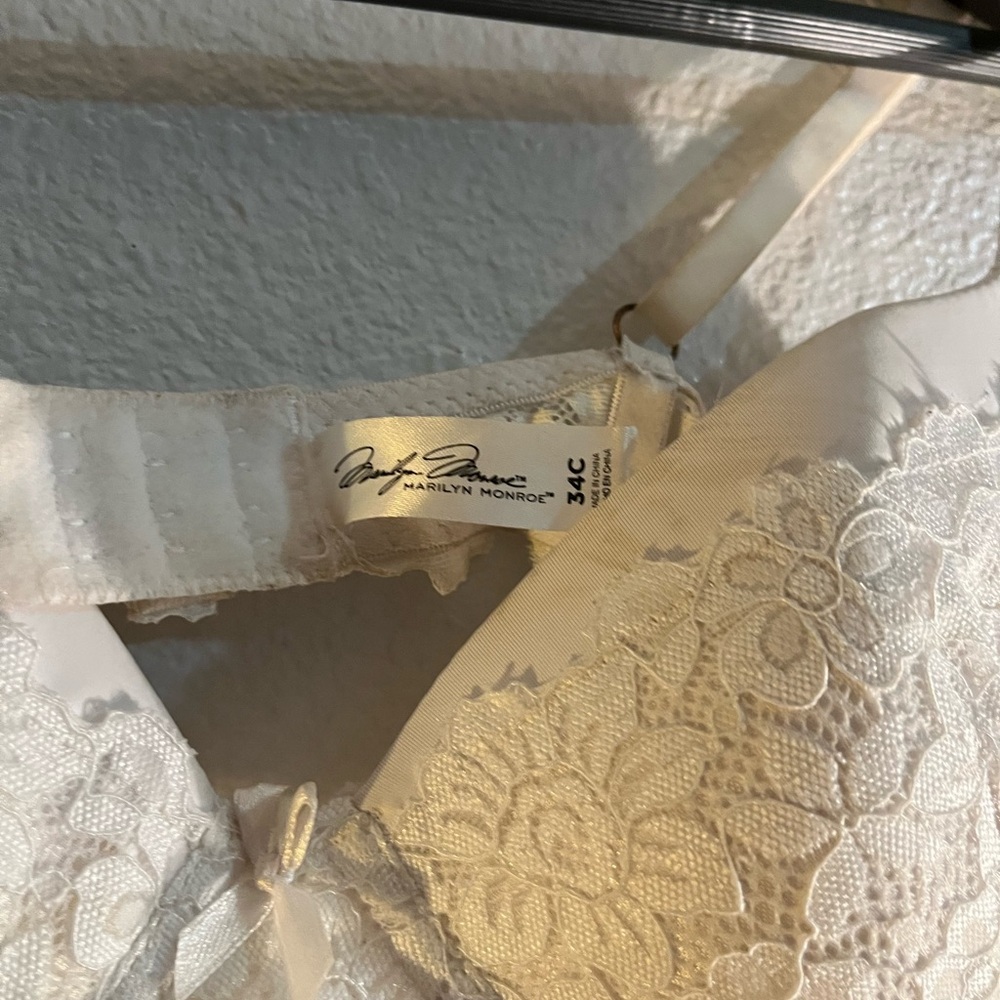 Marilyn Monroe Cream Lace Bra - Picture 3 of 5
